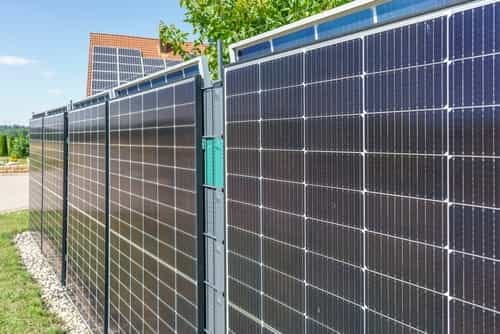 Modern,Solar,Fence,As,A,Privacy,Screen,In,The,Garden